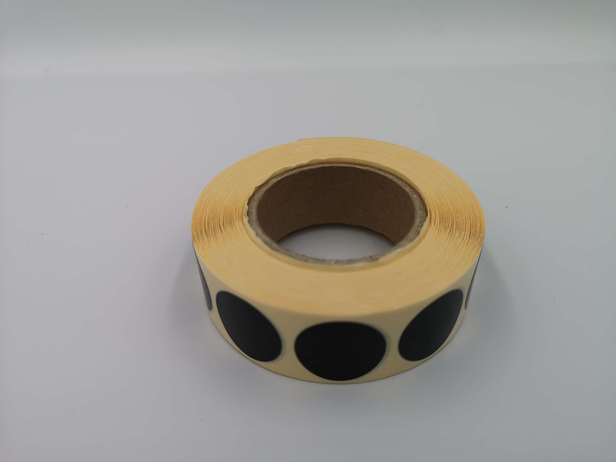 Zaklejki samoprzylepne do tarcz, 20 mm, kolor czarny, 2000 szt. Zaklejki samoprzylepne do tarcz, 20 mm, kolor czarny, 2000 szt.