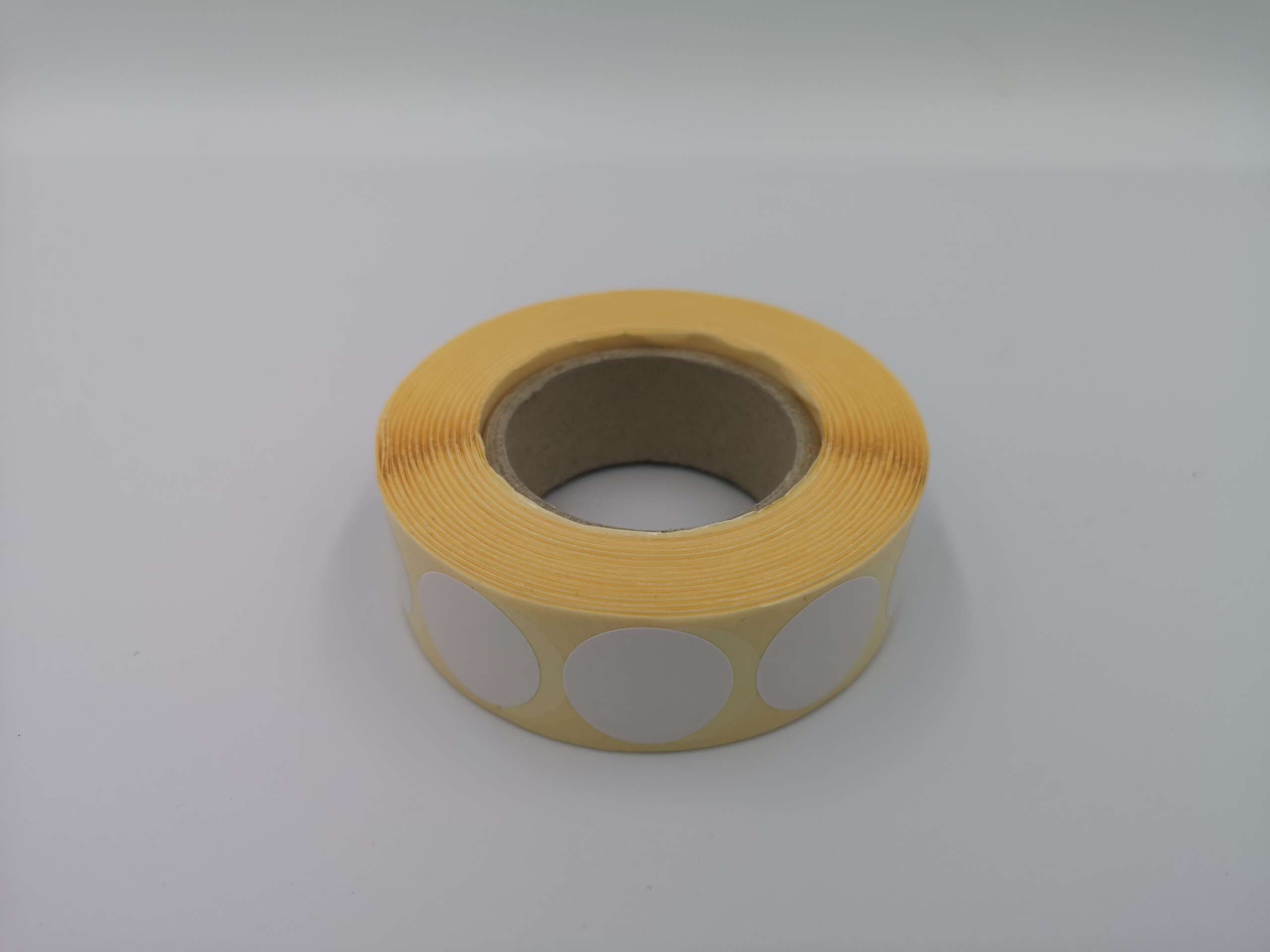 Zaklejki samoprzylepne do tarcz, 20 mm, kolor biały, 2000 szt. Zaklejki samoprzylepne do tarcz, 20 mm, kolor biały, 2000 szt.